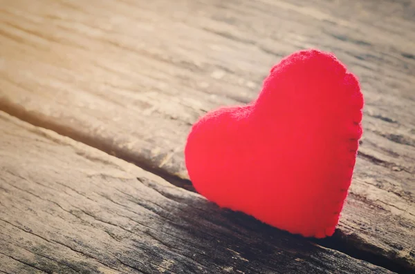 ヴィンテージとヴィネットのトーンと古い木製のテーブルの上に赤いレトロな心 バレンタインと愛の概念 — ストック写真