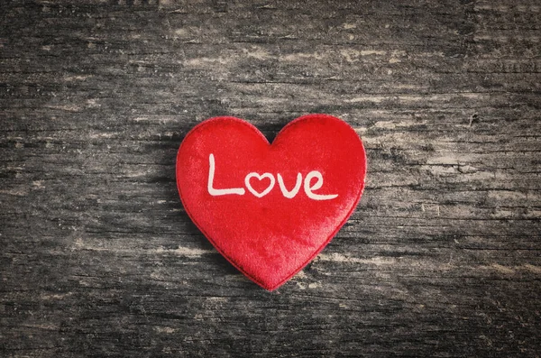 Rotes Herz Mit Weißer Liebesbotschaft Auf Altem Holztisch Mit Vignettenton — Stockfoto