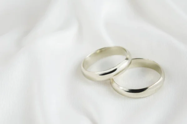 Anillos Boda Sobre Fondo Textil Satinado Blanco — Foto de Stock