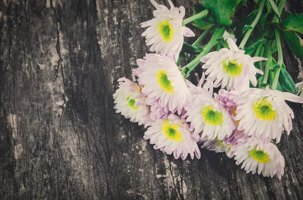 Bündel Weißer Chrysanthemenblüten Auf Holztisch Mit Vignetten Und Vignettenton — Stockfoto