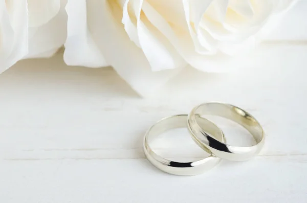 Close Wedding Ring Vintage Wooden Table White Rose — Stock Photo, Image