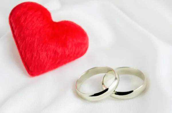 Anneaux Mariage Avec Coeur Rouge Sur Fond Textile Satiné Blanc — Photo