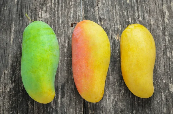 Forskellige Størrelser Mango Gammelt Træbord Tropiske Frugter Sommerfrugter Grøn Gylden - Stock-foto
