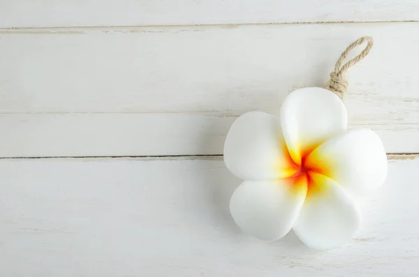 Mydło Aromaterapii Spa Kształcie Kwiatu Plumerii Białym Zabytkowym Drewnianym Stole — Zdjęcie stockowe
