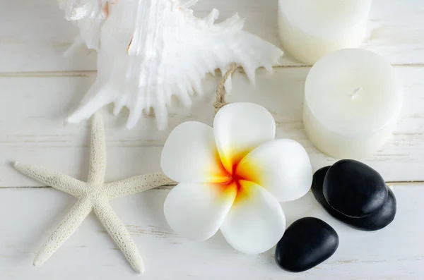 Sabão Spa Flores Plumeria Com Conchas Pedras Pretas Velas Aromaterapia — Fotografia de Stock