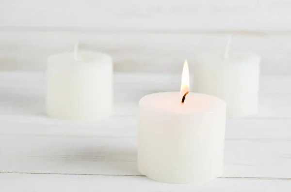 Wellness Kerzen Brennen Auf Weißem Vintage Holzhintergrund — Stockfoto