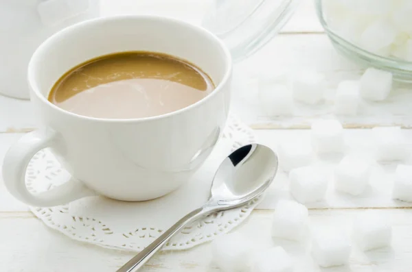 Kopp Kaffe Med Sked Och Socker Vitt Bord — Stockfoto