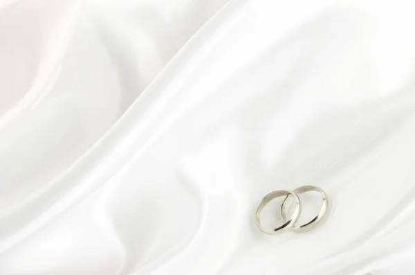 Anillos Boda Sobre Fondo Textil Satinado Blanco — Foto de Stock