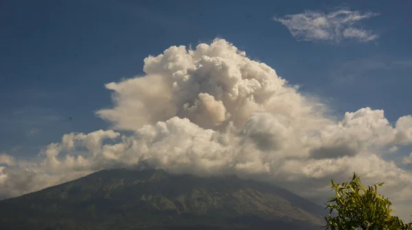 Monte Agung Nas Nuvens — Fotografia de Stock