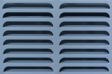 Isıtma radyatörünün mavi ızgarası.