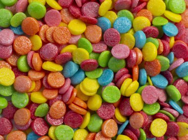 Renkli şekerlerin karışımını kapat. Çeşitli şeker arkaplanı.