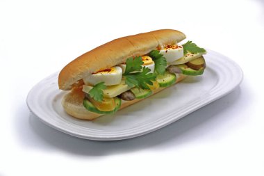 Kahvaltıda yumurta salatalıklı sandviç.