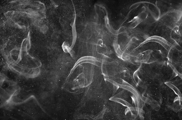 Humo blanco abstracto y rociado de agua sobre un fondo negro. B) — Foto de Stock