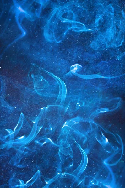 Fumo blu e spruzzi d'acqua su fondo nero. Abstract sp — Foto Stock