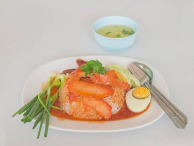 Izgara domuz eti ve pirinç