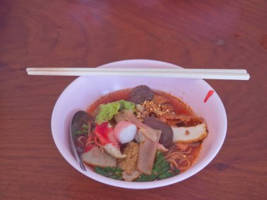 Tay tarzı noodle ile garnitür