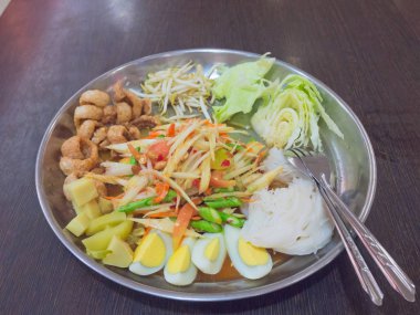 Som Tum içinde bir tepsi