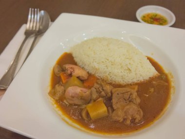 Tavuk mussaman (Müslüman köri)