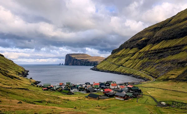 Tjornuvik by och två havsstackar (Risin och Kellingin), Eysturoy, Färöarna, Danmark — Stockfoto