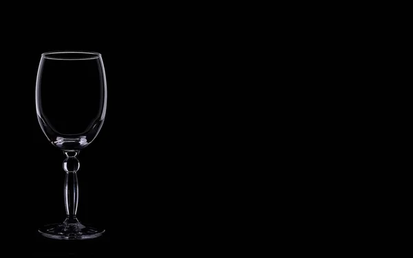 Silueta de cristal de vino brillante aislada sobre un fondo oscuro . — Foto de Stock