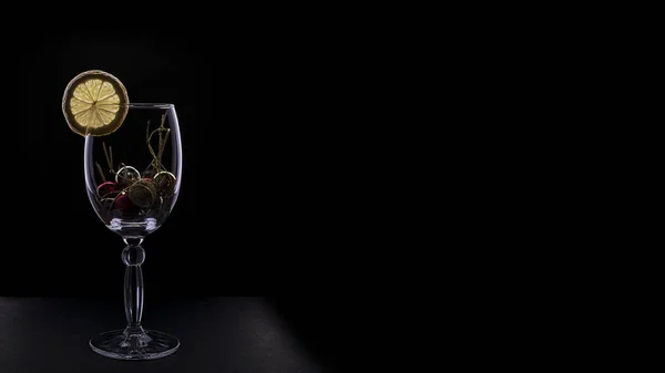 Silueta de cristal de vino brillante aislada sobre un fondo de cuero oscuro. Navidad y Año Nuevo diseño. Modo oscuro . — Foto de Stock