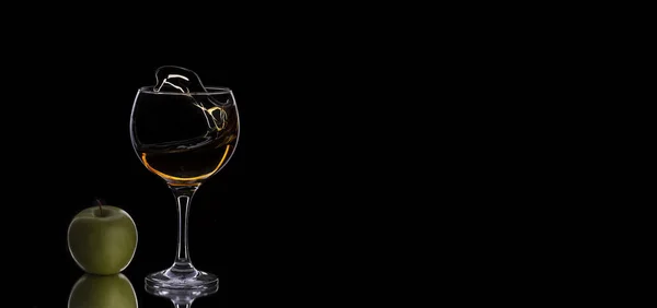 Primo piano di vetro con whisky — Foto Stock