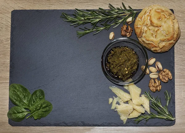 Prato Queijo Escuro Com Molho Pesto Queijo Parmesão Alecrim Espinafre — Fotografia de Stock