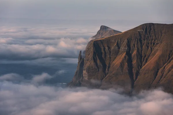 Rock Witch Finger Trllkonufingur Dawn Clouds Covered Atlantic Ocean Faroe — ストック写真