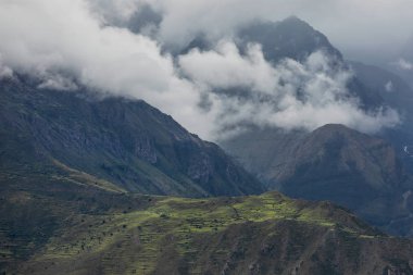 Peru 'daki And Dağları ve Dağ Nehri' nin muhteşem manzarası. Cusco 'nun ilçeleri. Güney Amerika