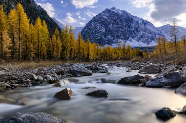 Akrtu nehri ve gün batımında Karatash tepesi. Rus Federasyonu. Batı Sibirya. Altai. Uzun pozlama