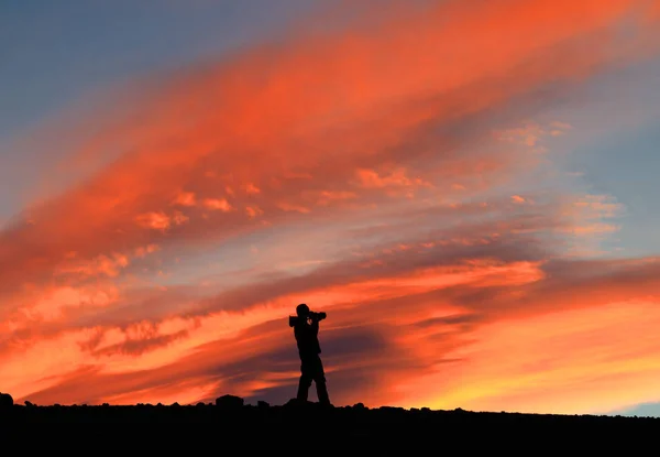 Ljus Solnedgång Fotograf Med Foto Kamera Mittemot Den Röda Himlen — Stockfoto