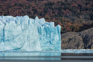 Buzdağı. Yaklaş. Perito Moreno Buzulu. Argentino Gölü. Santa Cruz Eyaleti, Arjantin. Patagonya