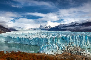 Perito Moreno Buzulu, Arjantin 'in Los Glaciares Ulusal Parkı' nda bulunan bir buzuldur. Patagonya 'da sonbahar. And Dağları