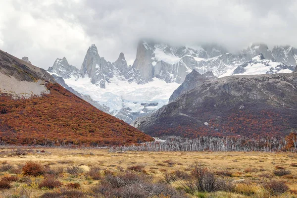 Fitzroy Paisagem Com Árvores Outono Céu Nublado Neve Nos Picos — Fotografia de Stock