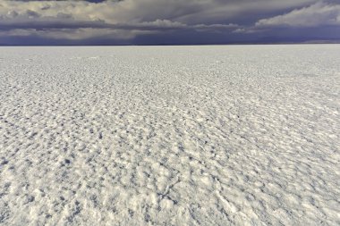 Sonsuz tuz tarlası. Salar de Uyuni. Altiplano, Bolivya. Güney Amerika. Fotoğraf ne ses çıkarır, ne tahıl ne de lens tozu. Tuz parçaları, güneş ışığıyla renklendirilmiş bulutlar. Yumuşak odak