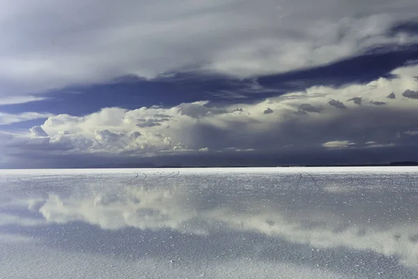 Cielo Tempestoso Riflessi Nuvole Acque Poco Profonde Focus Principale Sulle — Foto Stock