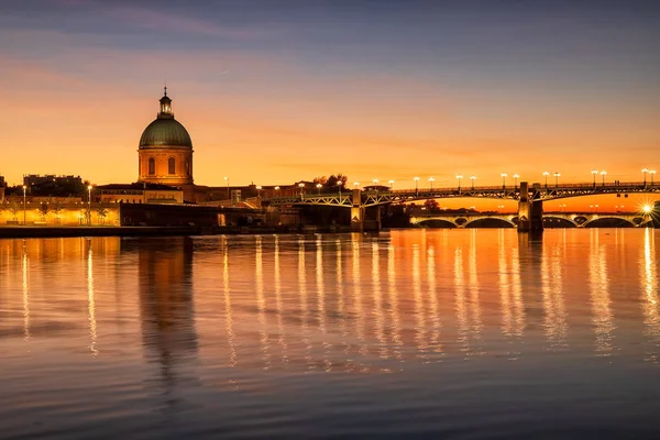 聖ヨセフ礼拝堂と聖ピエール橋の上の黄金の夕日 ガロンヌ川の光の反射 長時間露光写真 フランスだヨーロッパ — ストック写真