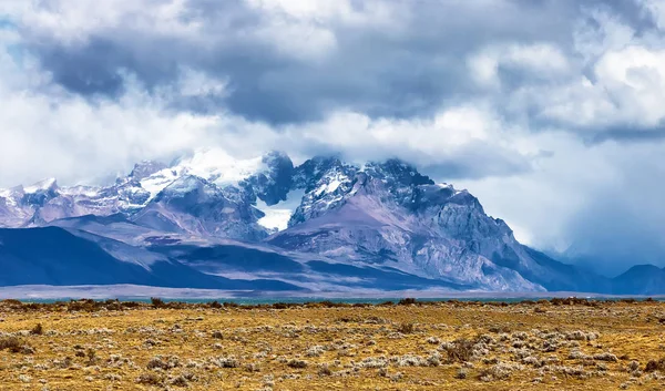 Espectacular vista de las tormentosas nubes y montañas de los Andes en Patagonia, Cerro Torre. El Chalten. Argentina — Foto de Stock