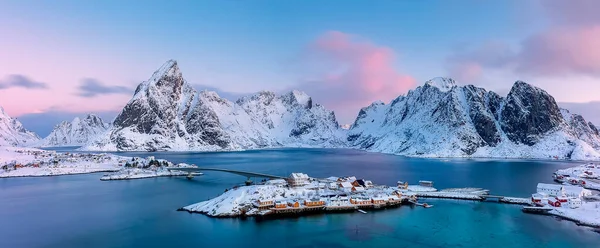 漁師が使用するノルウェーの季節の家である漁村とロルブ サクリシア島 ロフテン島 ノルウェー ノルウェーの冬の海 — ストック写真