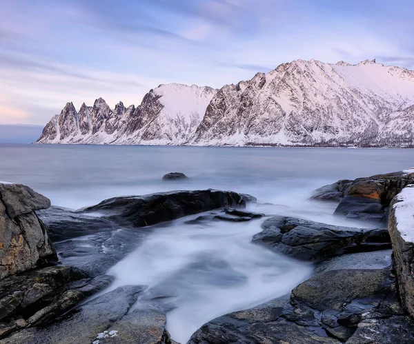 Spiaggia Rocciosa Onde Ghiacciate Piscina Ersfjord Isola Senja Nella Regione — Foto Stock
