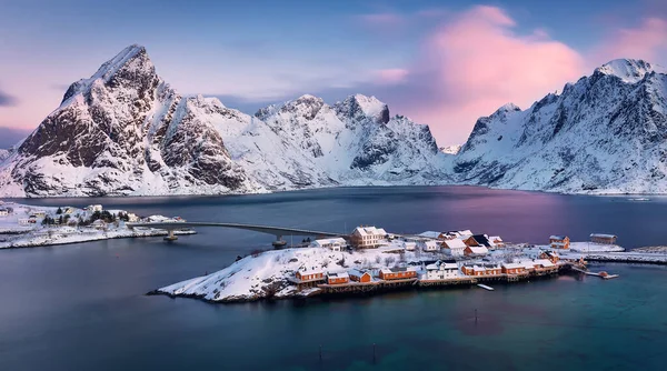 渔村和罗布 挪威渔民使用的季节性房屋 Sakrisya Island Lofoten Islands Norway 位于温特岛的挪威海 — 图库照片