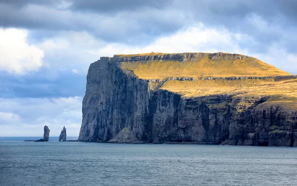 嵐の前に2つの海の山 RisinとKellingin Eysturoy Faroe諸島 デンマーク ヨーロッパ — ストック写真