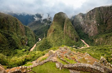 Machu Picchu 'nun arka tarafı, And Dağları' ndaki antik İnka şehri, Peru. Güney Amerika