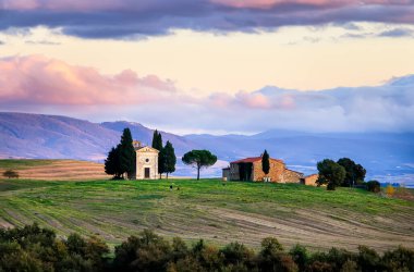 Günbatımında Madonna di Vitaleta Şapeli, Toskana. San Quirico d 'Orcia, İtalya