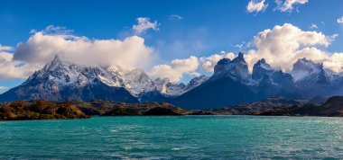 Ulusal Park Torres del Paine, Patagonya, Şili 'deki Pehoe Gölü ve Cuernos del Paine panoramik manzarası