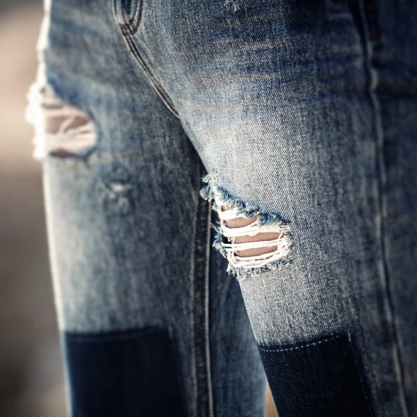 Buracos modernos em jeans — Fotografia de Stock