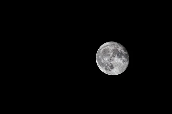 在漆黑的夜晚的月亮 — 图库照片