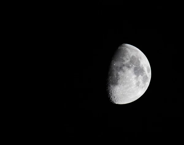 Lune sur la nuit noire — Photo