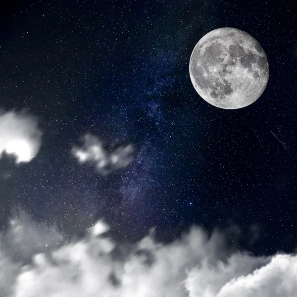 Ніч з хмарами і Місяцем — стокове фото