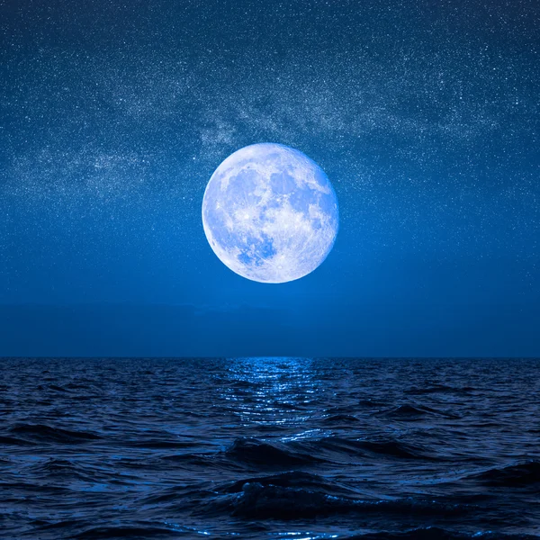 Full moon rising over empty ocean — Stock Photo, Image